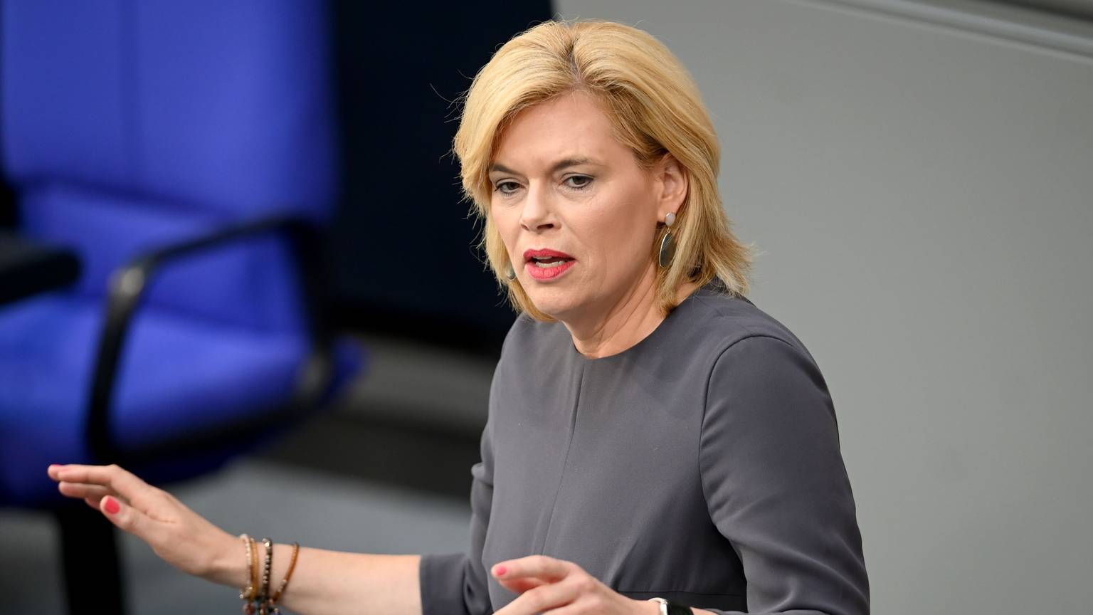 Julia Klöckner (CDU), Mitglied des Deutschen Bundestages, spricht im Plenum des Bundestages während einer Debatte
