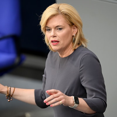 Julia Klöckner (CDU), Mitglied des Deutschen Bundestages, spricht im Plenum des Bundestages während einer Debatte über Handels- und Außenwirtschaftbeziehungen in der EU.