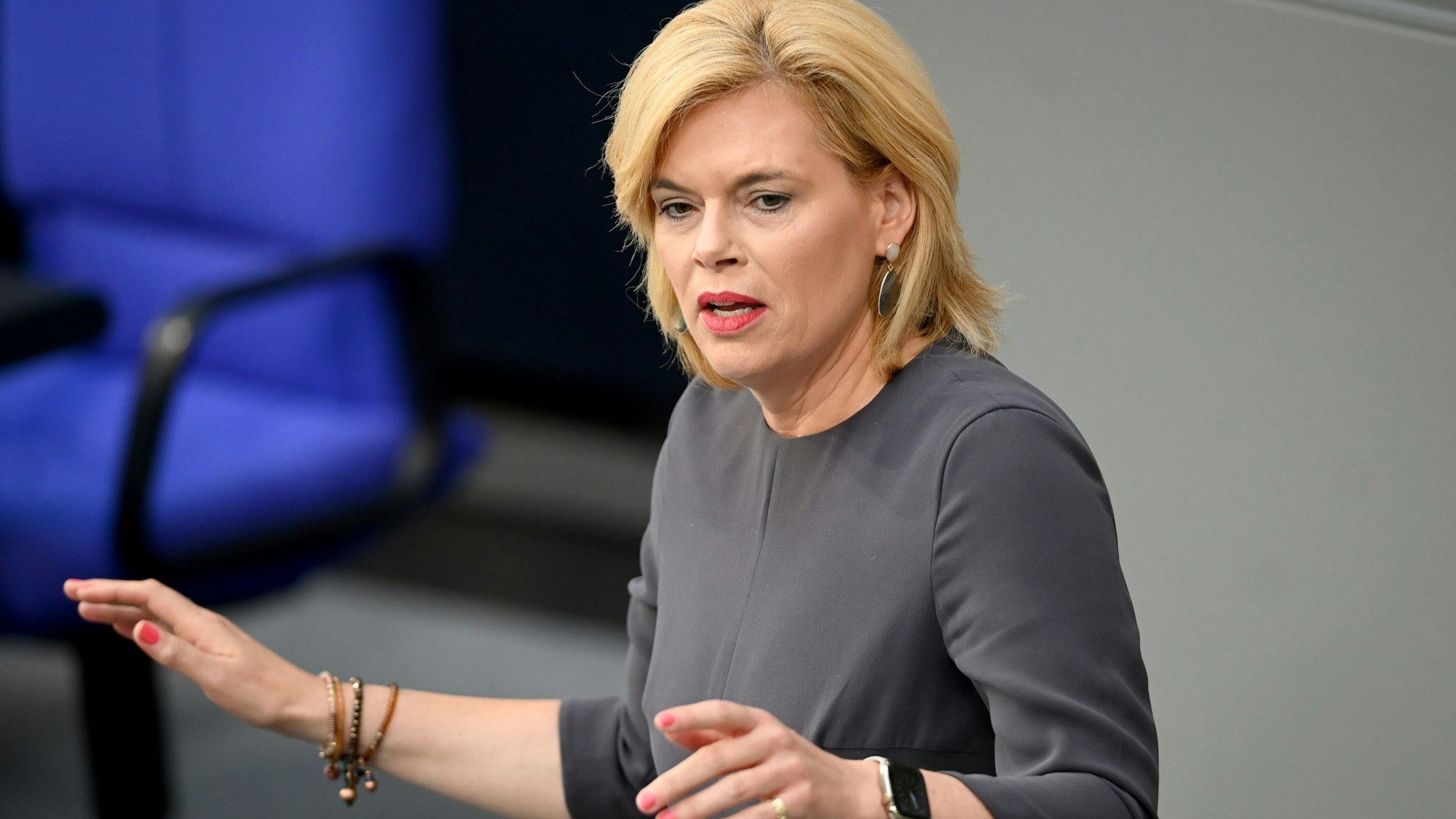 Julia Klöckner (CDU), Mitglied des Deutschen Bundestages, spricht im Plenum des Bundestages während einer Debatte