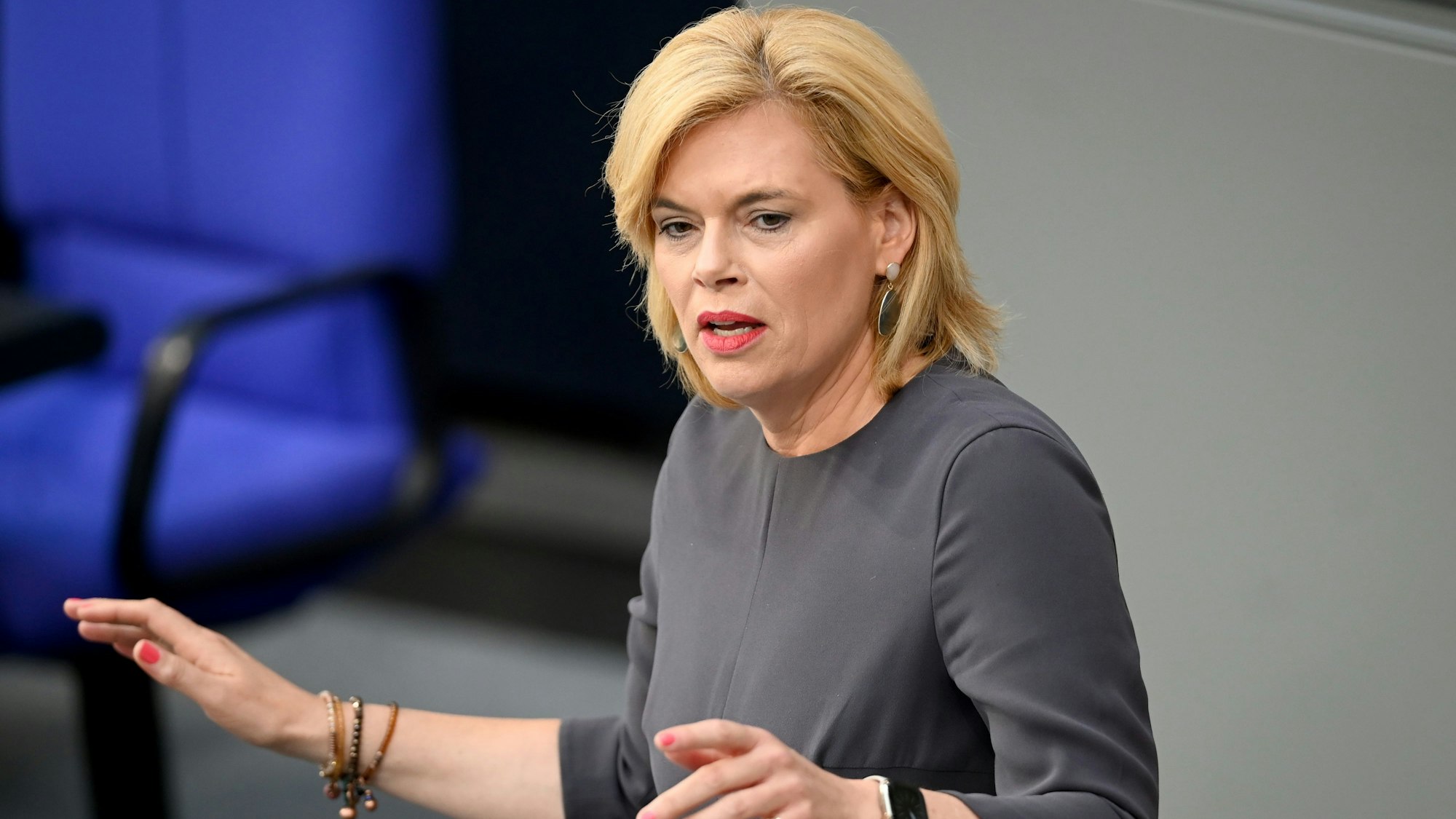 Julia Klöckner (CDU), Mitglied des Deutschen Bundestages, spricht im Plenum des Bundestages während einer Debatte über Handels- und Außenwirtschaftbeziehungen in der EU.