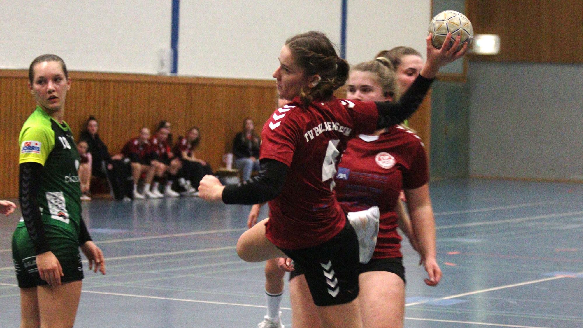 Palmersheims Spielerin Marei Nuss holt zum Wurf aus. Eine Gegenspielerin schaut hilflos zu.