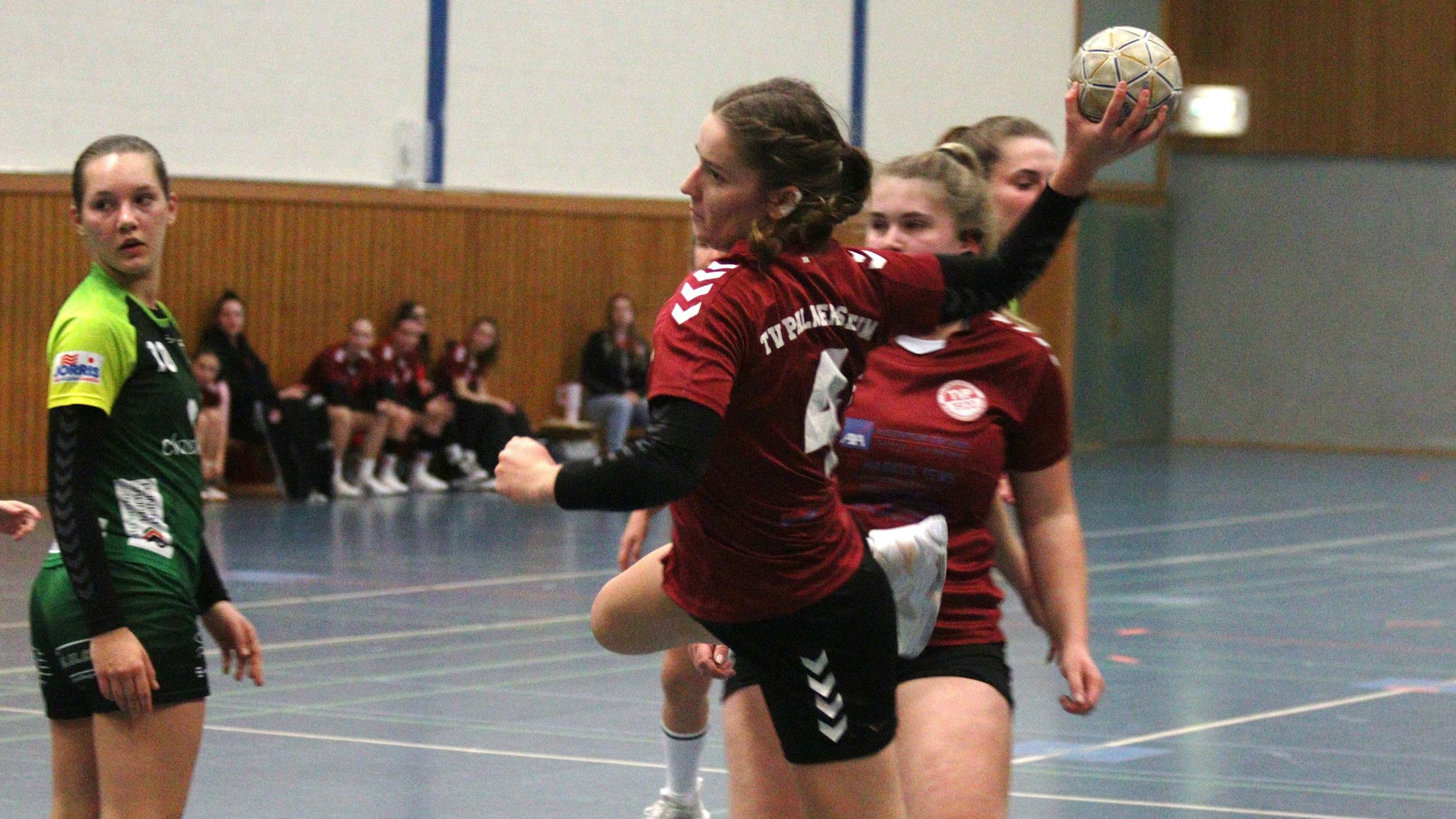 Palmersheims Spielerin Marei Nuss holt zum Wurf aus. Eine Gegenspielerin schaut hilflos zu.