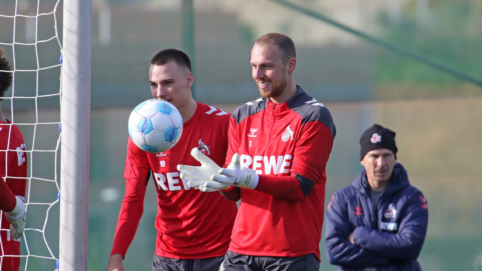 Gelöst und gut gelaunt: FC-Torwart Marvin Schwäbe (r. mit Tim Lemperle) im Trainingslager in Estepona.