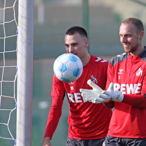 Gelöst und gut gelaunt: FC-Torwart Marvin Schwäbe (r. mit Tim Lemperle) im Trainingslager in Estepona.