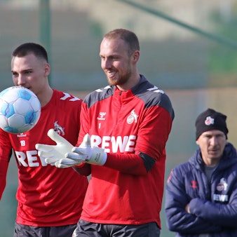 Gelöst und gut gelaunt: FC-Torwart Marvin Schwäbe (r. mit Tim Lemperle) im Trainingslager in Estepona.