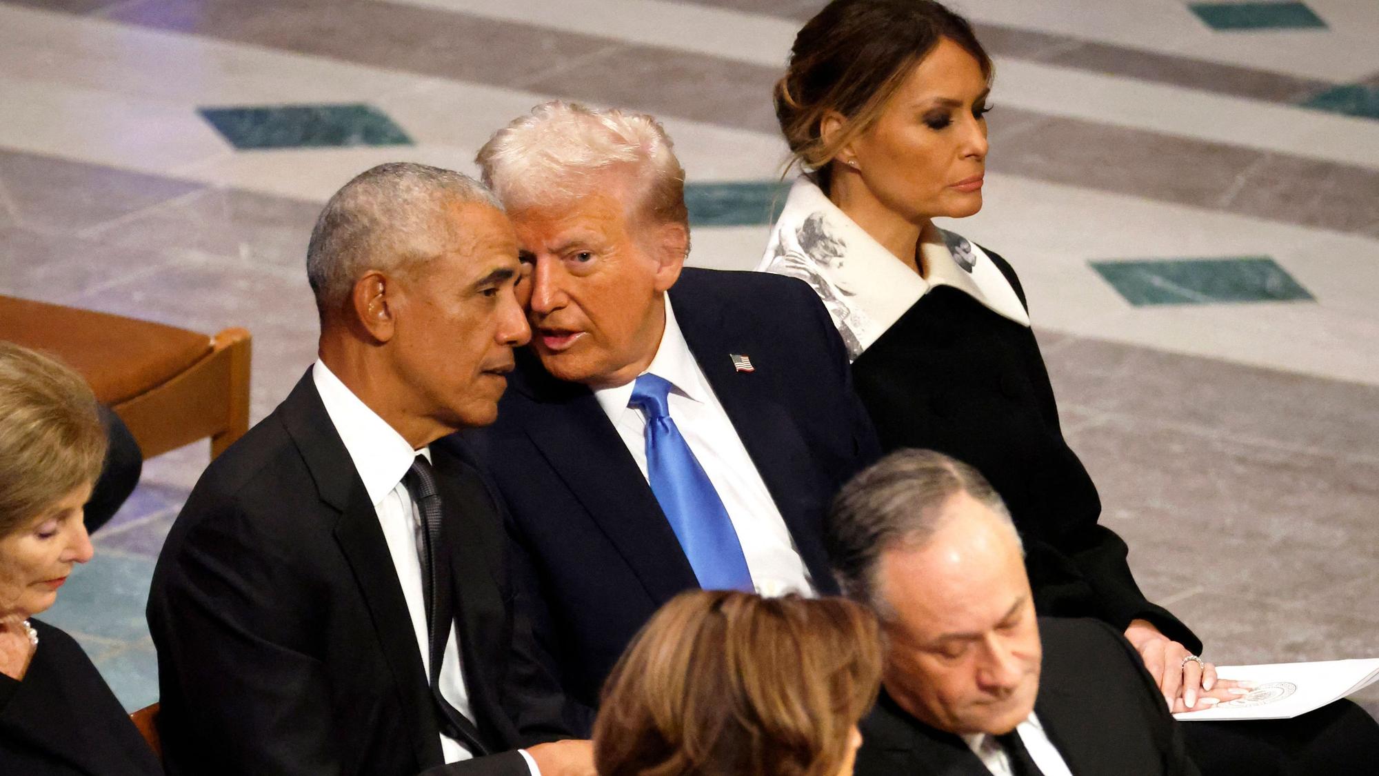 Ex-Präsident Barack Obama im Gespräch mit US-Präsident Donald Trump bei der Beerdigung von Ex-Präsident Jimmy Carter. (Archivbild)