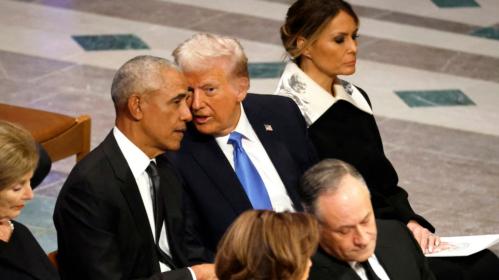 Barack Obama und Donald Trump hatten während der Gedenkfeier für Jimmy Carter Gesprächsbedarf.