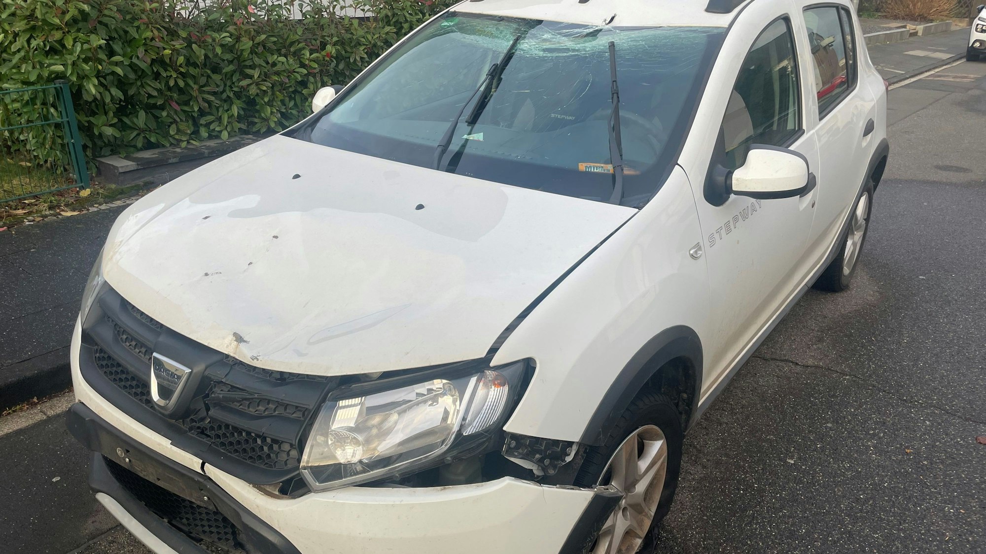 Das Bild zeigt das Auto, das einige Tage in Euskirchen stand. Die Windschutzscheibe ist beschädigt.