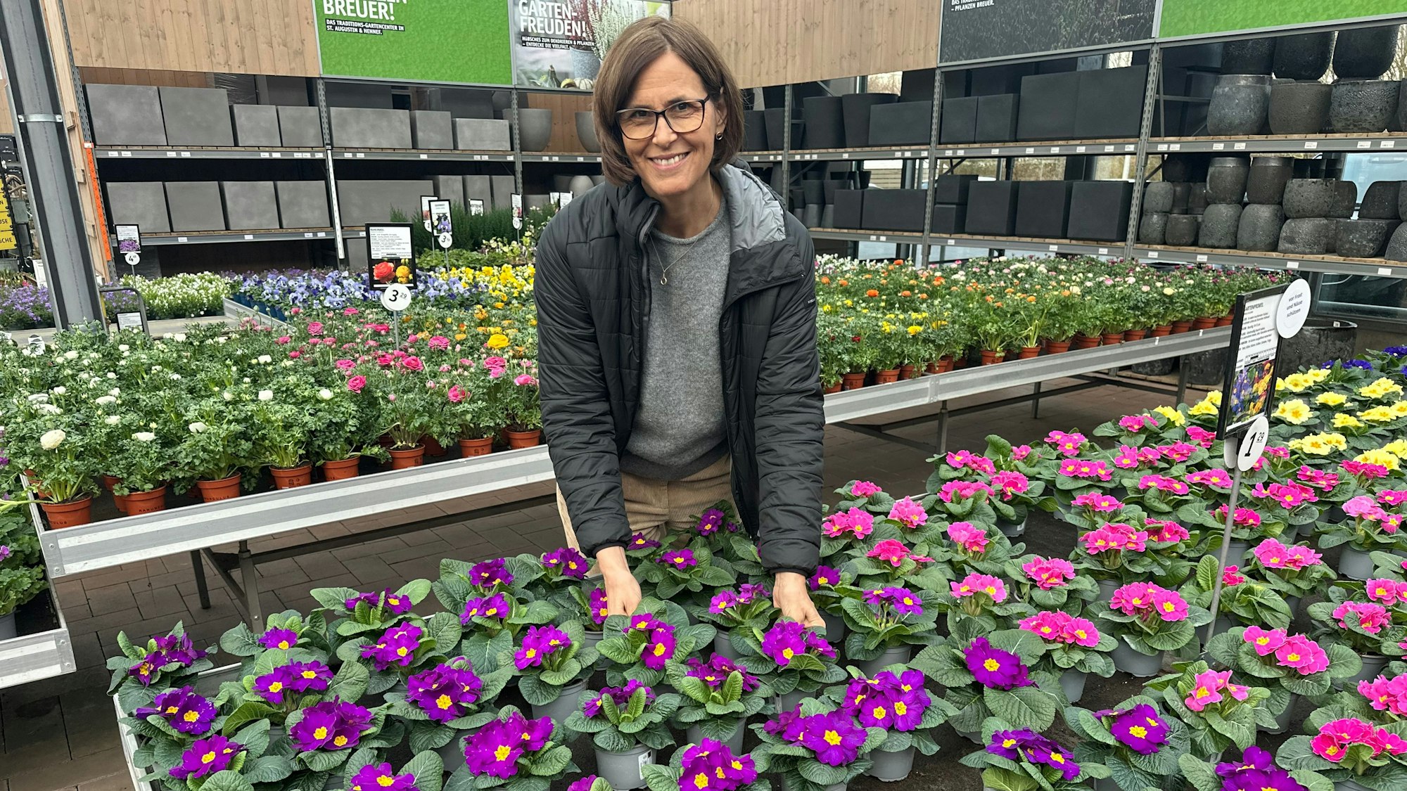 Inhaberin Doris Breuer von Pflanzen Breuer in Sankt Augustin inmitten bunter Blumen. Das Geschäft hat rund 8000 Quadratmeter Verkaufsfläche.