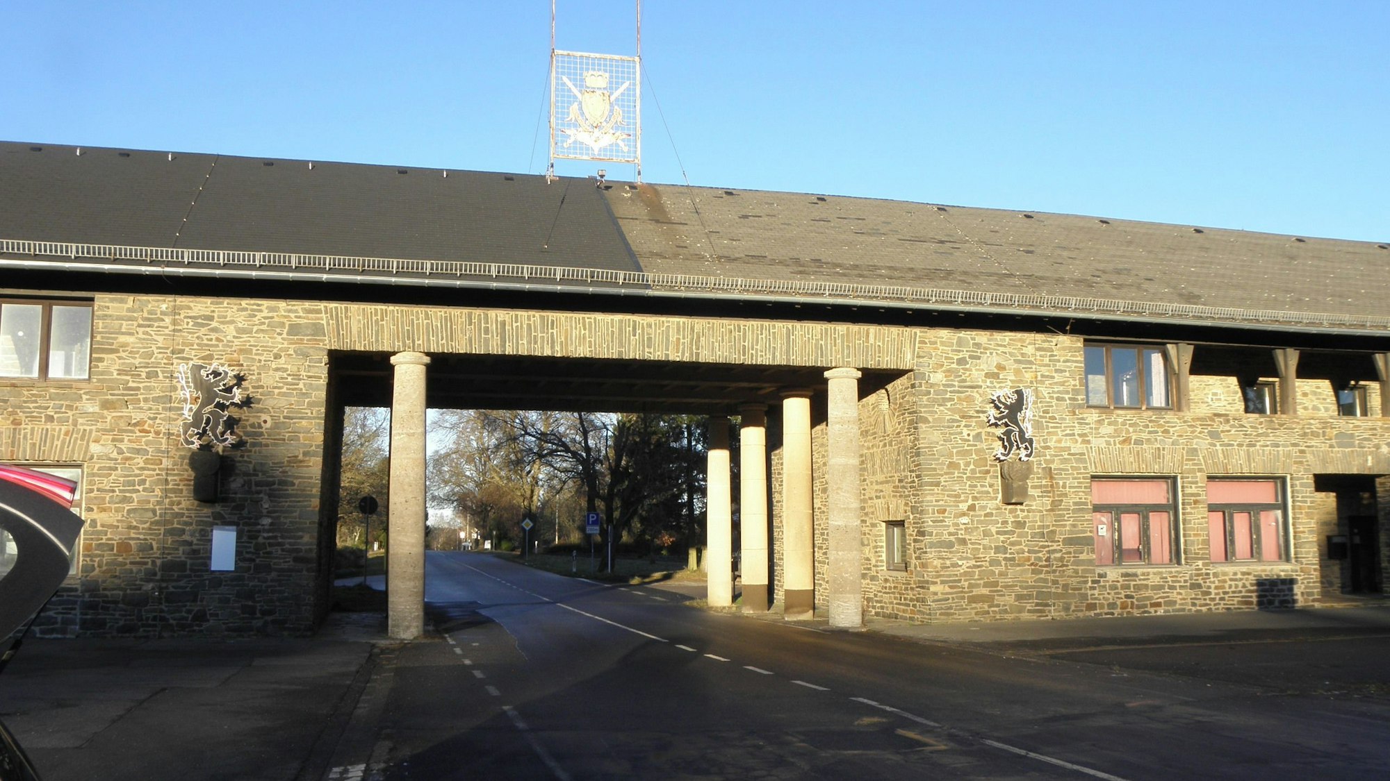 Zum Malakoff-Komplex in Vogelsang gehört auch der Torbogen, durch den eine Straße führt.