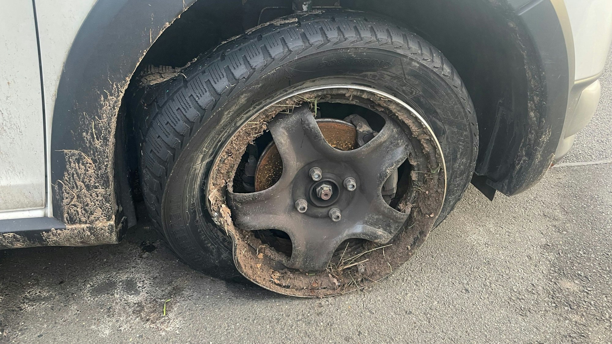 Das Bild zeigt die stark demolierte und verschmutzte Felge.