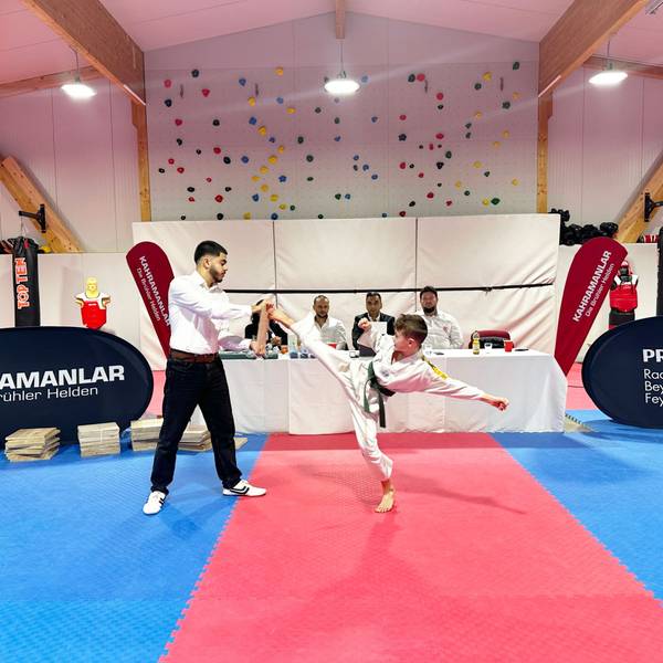 Das Foto zeigt einen jungen Kampfsportler in Aktion.