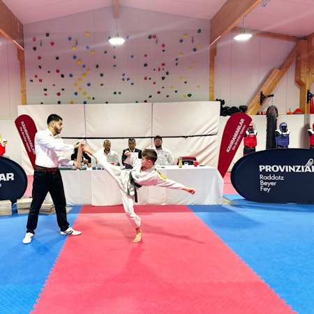 Das Foto zeigt einen jungen Kampfsportler in Aktion.