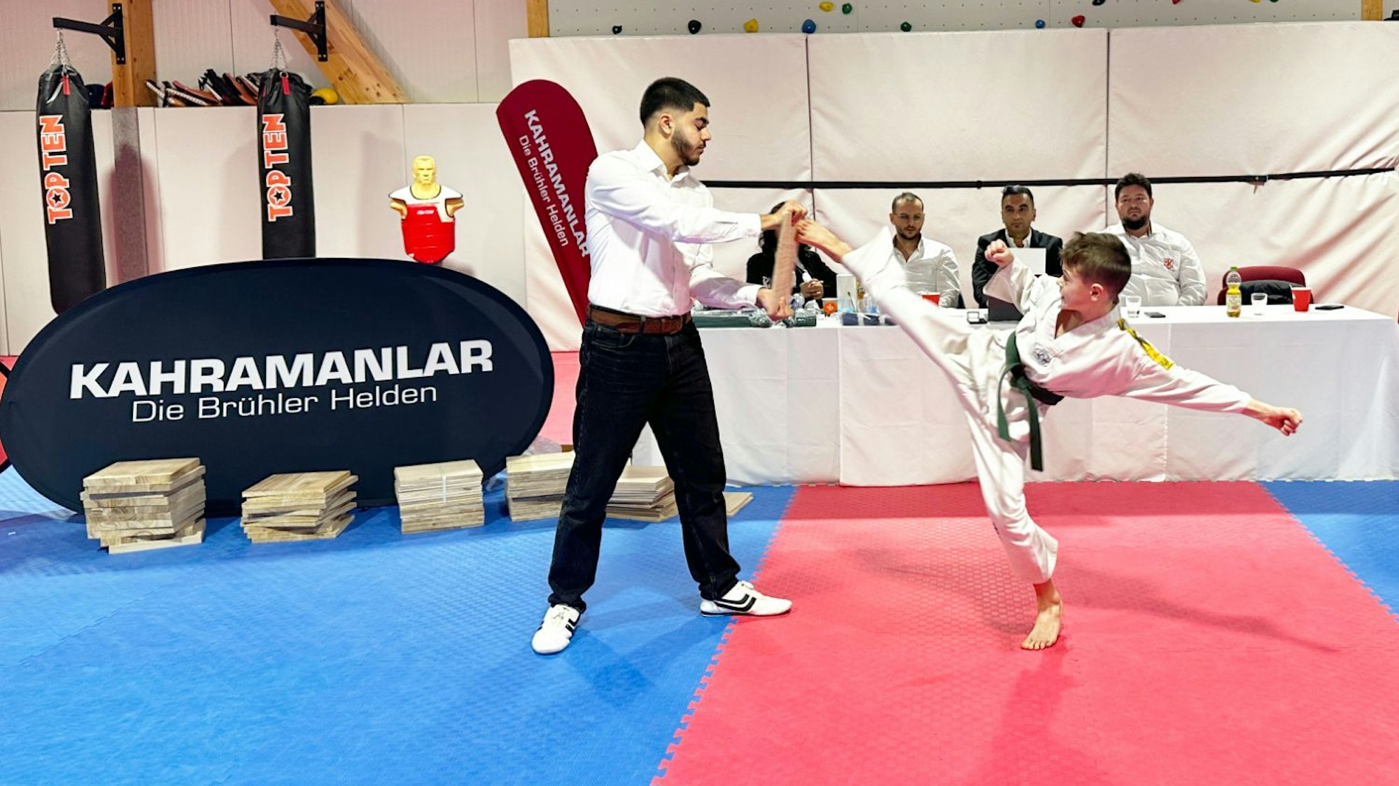 Das Foto zeigt einen jungen Kampfsportler in Aktion.