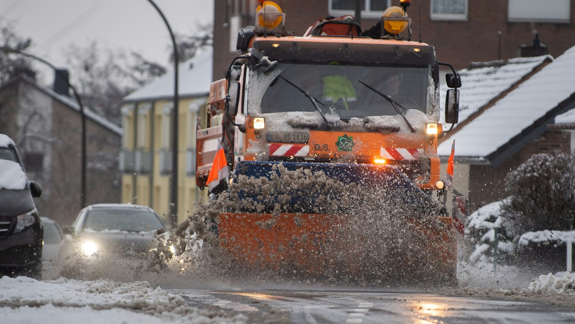 Ein Winterdienstfahrzeug fährt durch Euskirchen.