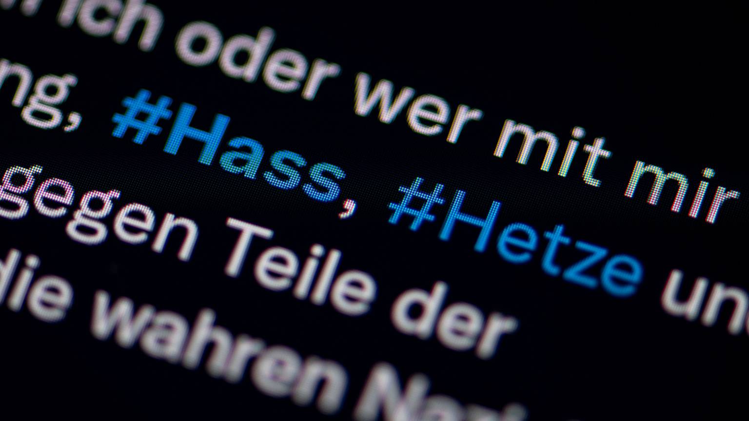 Auf dem Bildschirm eines Smartphones sieht man die Hashtags (#) Hass und Hetze in einem Post auf Twitter (heute X). Sommer/dpa +++ dpa-Bildfunk +++