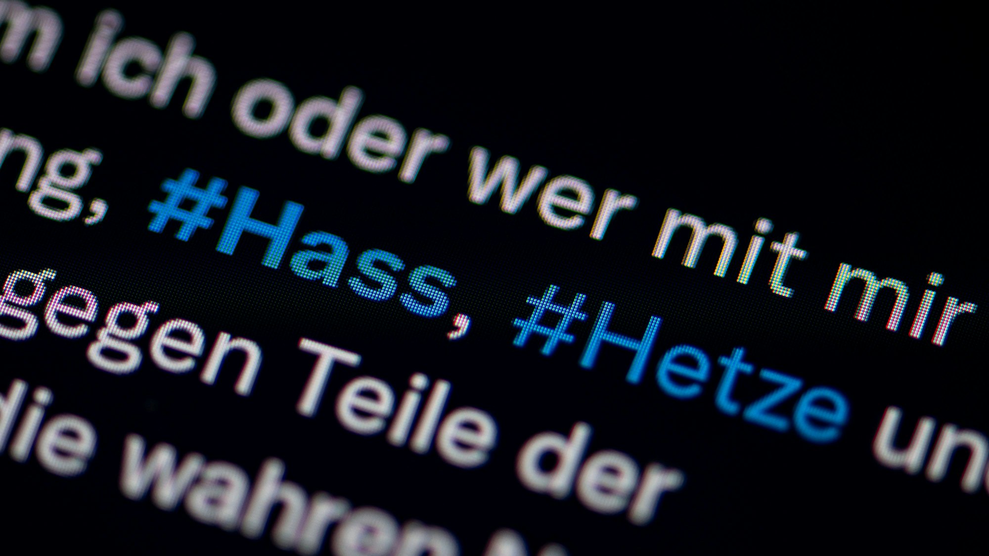 Auf dem Bildschirm eines Smartphones sieht man die Hashtags (#) Hass und Hetze in einem Post auf Twitter (heute X). Sommer/dpa +++ dpa-Bildfunk +++