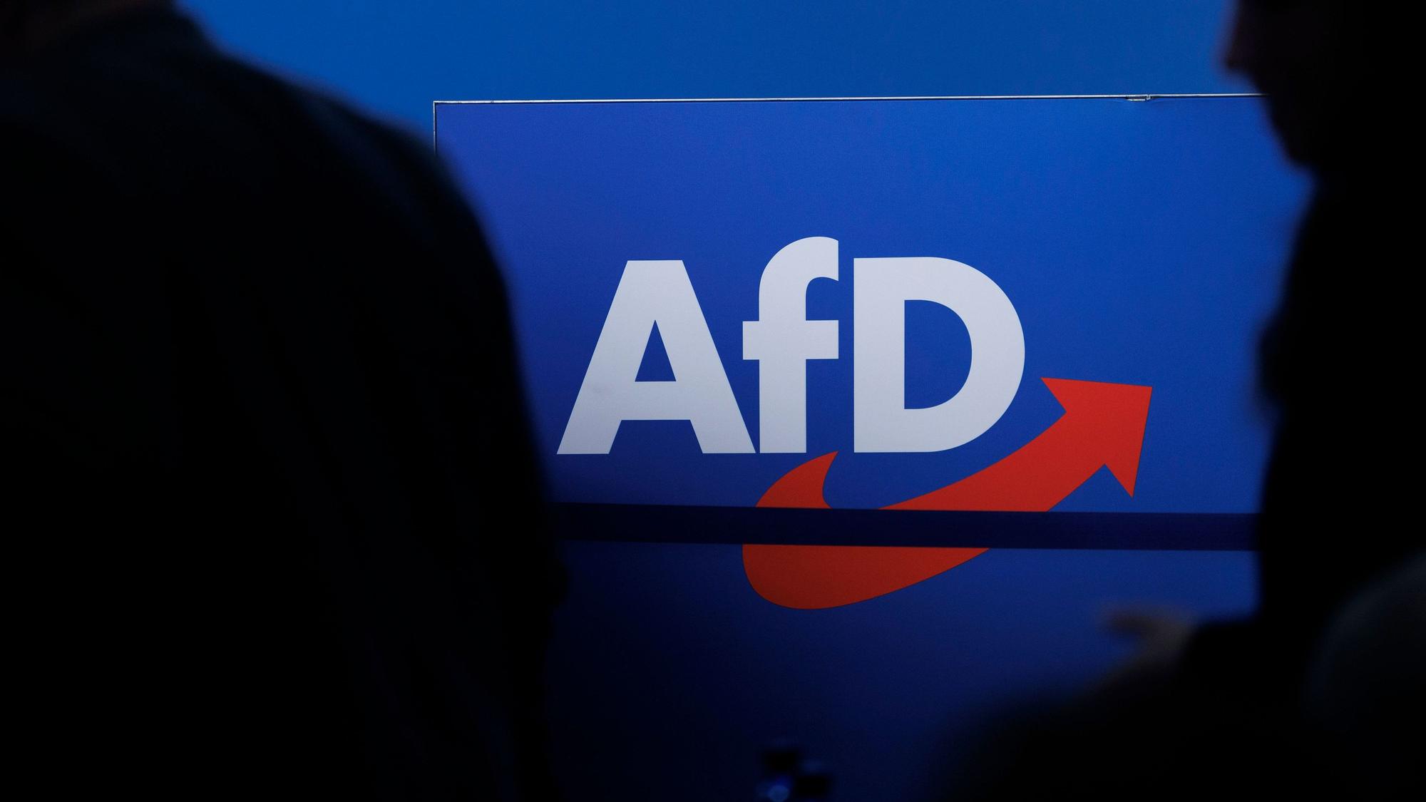 Auf dem Foto ist der Schriftzug der Partei AfD zu sehen.