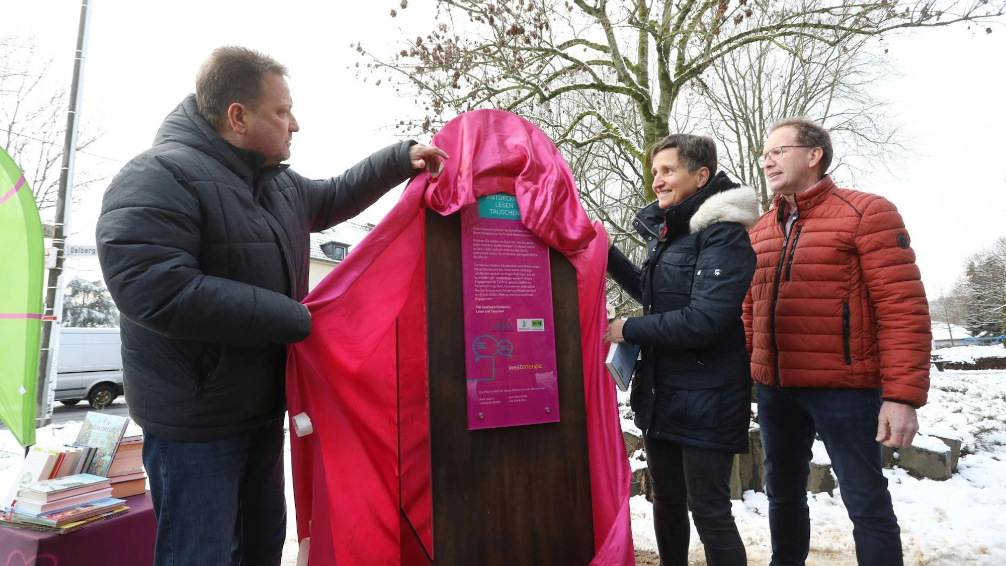 Einweihung des neuen Bücherschranks in Heisterbacherrott mit Bürgermeister Lutz Wagner, Patin Anna Maria Müller und Achim Loos von Westenergie (von links)