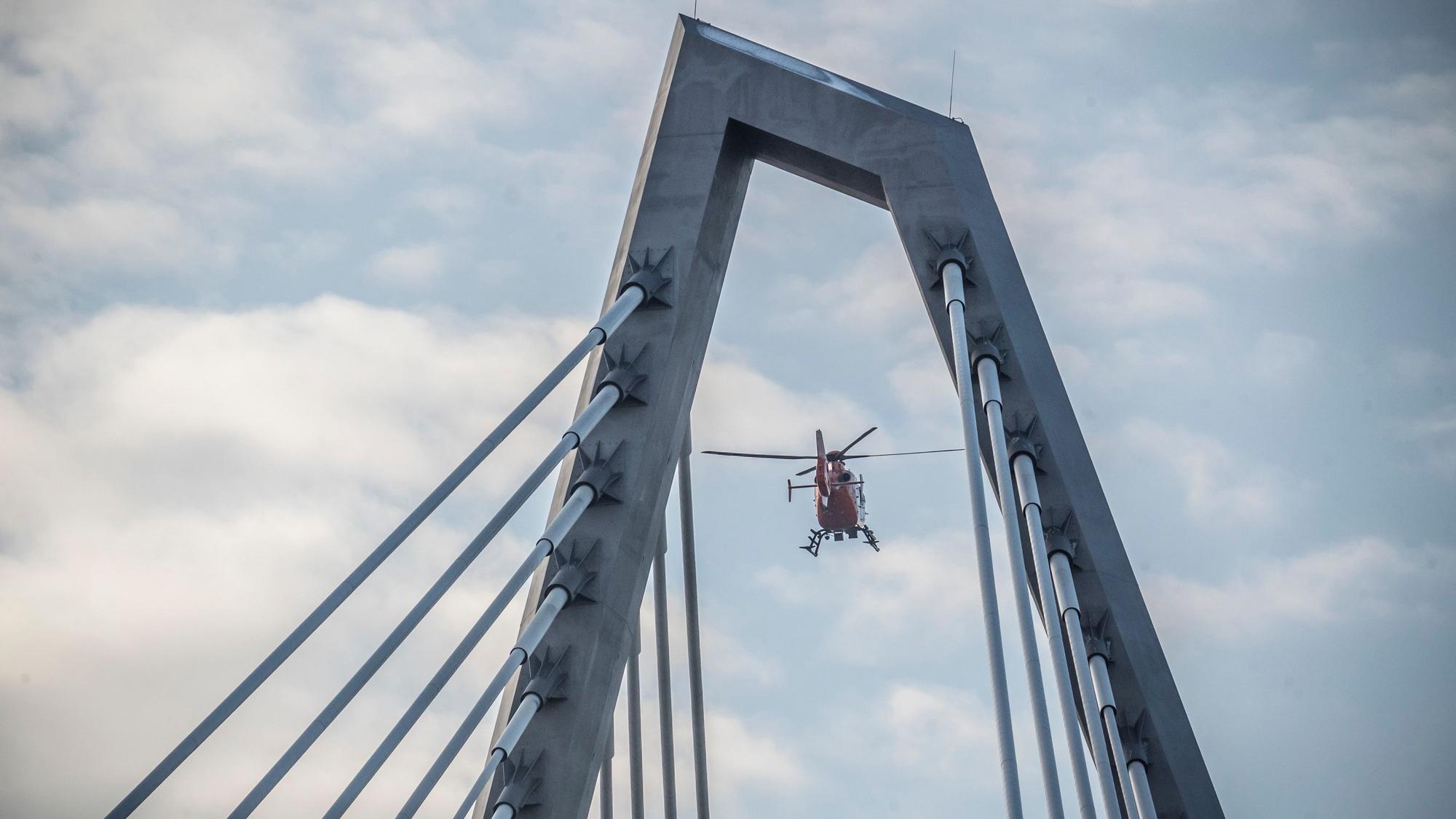 Ein Hubschrauber fliegt über die Leverkusener Brücke.