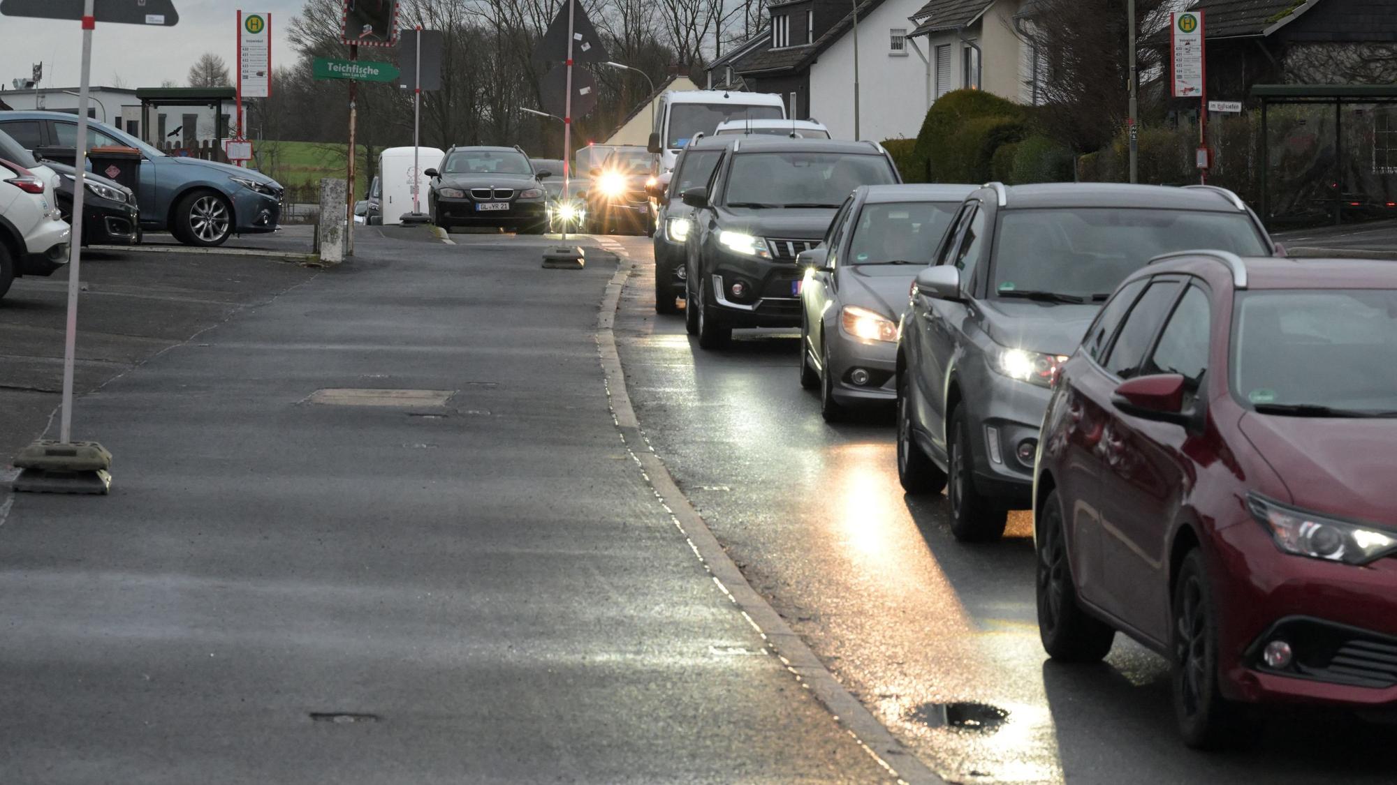 Auf einer Straße stauen sich Autos.