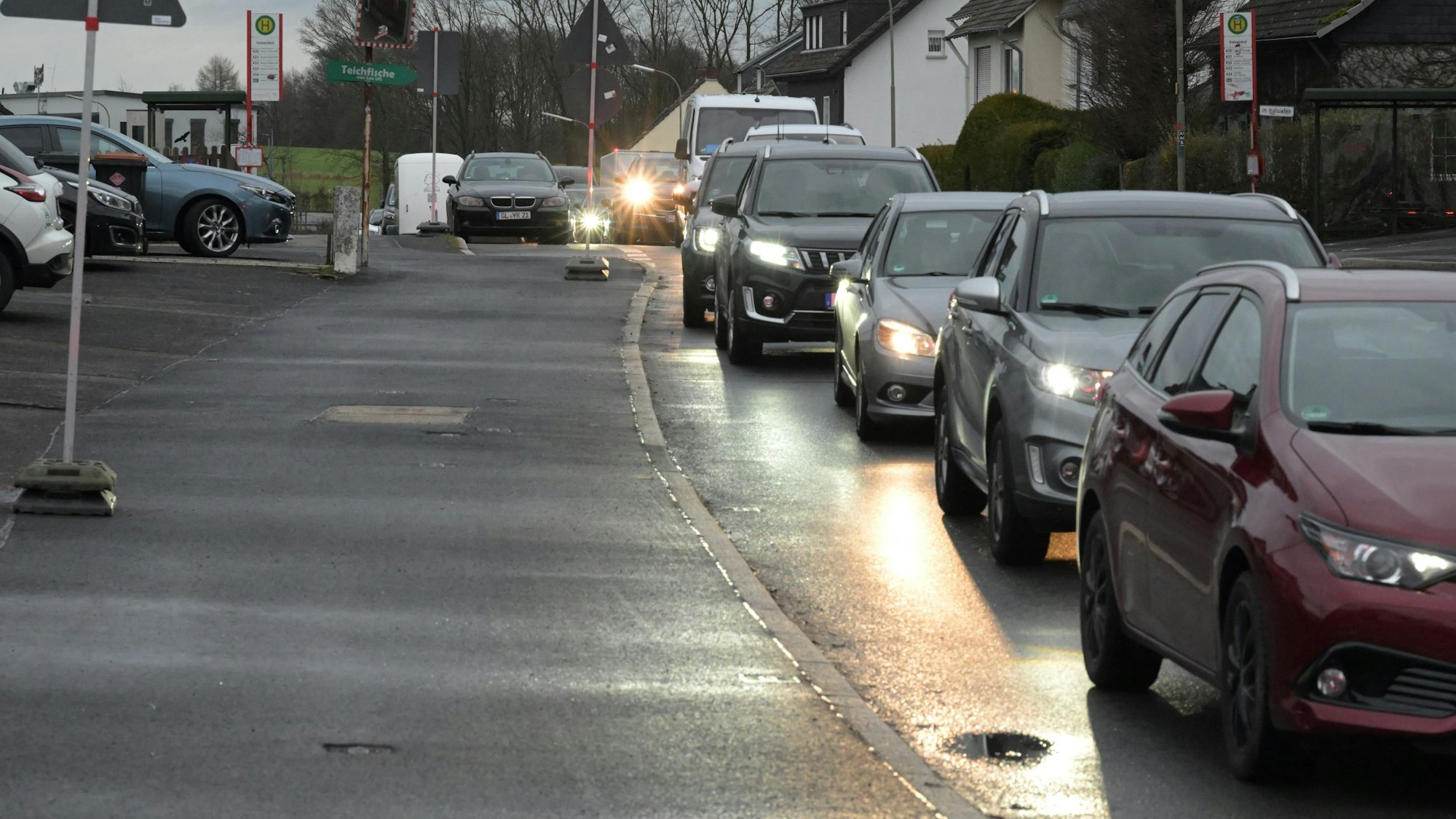 Auf einer Straße stauen sich Autos.
