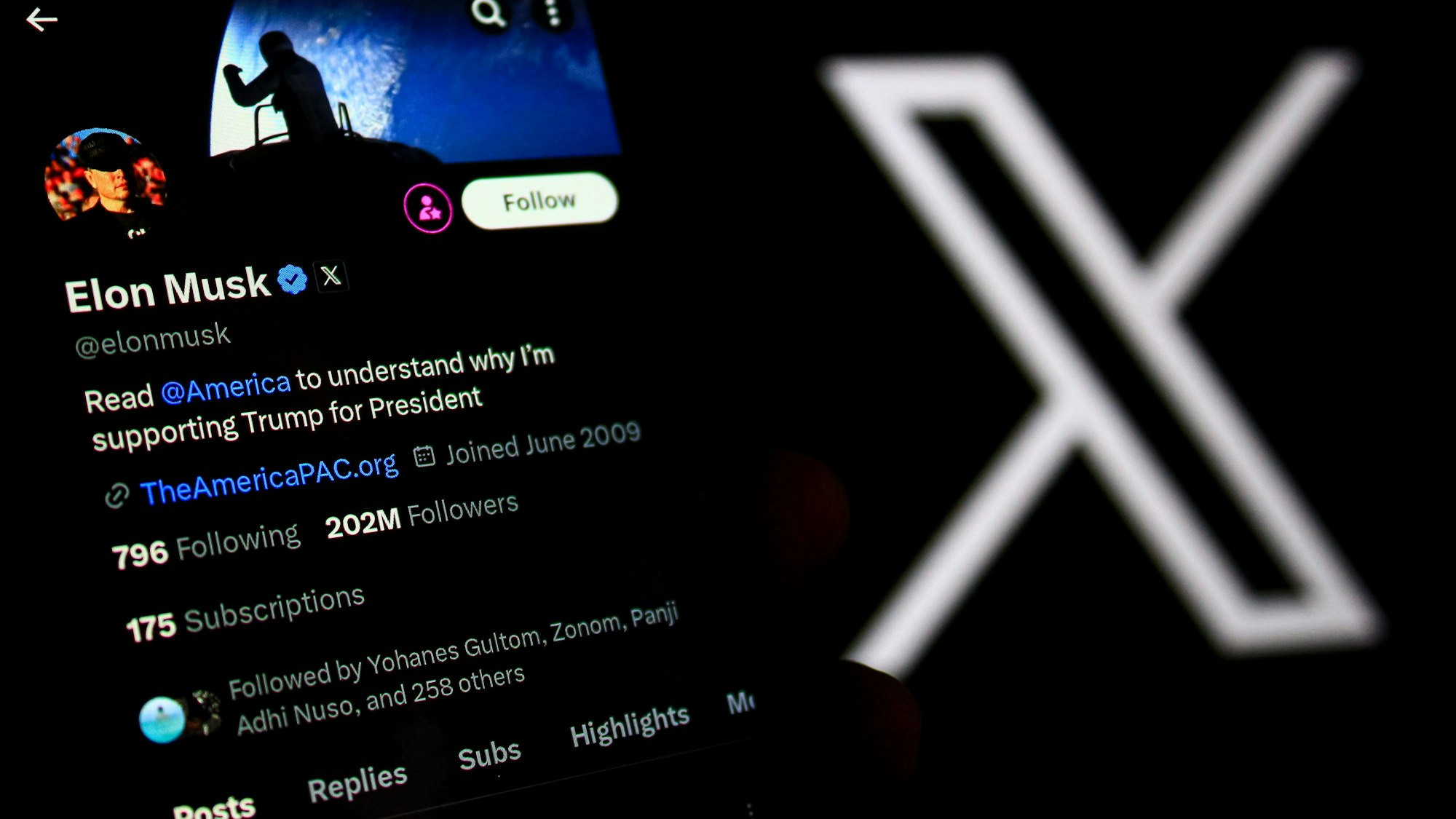 In dieser Fotoillustration wird das X-Kontoprofil von Elon Musk auf einem Smartphone mit einem X-Logo im Hintergrund angezeigt. Tech-Milliardär Elon Musk und andere prominente Unterstützer warben im Madison Square Garden in New York um Wählerstimmen für US-Präsidentschaftskandidat Trump im Kampf ums Weiße Haus. (zu dpa: «Blind-Date auf X: Musk trifft AfD-Chefin Weidel») Foto: Algi Febri Sugita/ZUMA Press Wire/dpa +++ dpa-Bildfunk +++