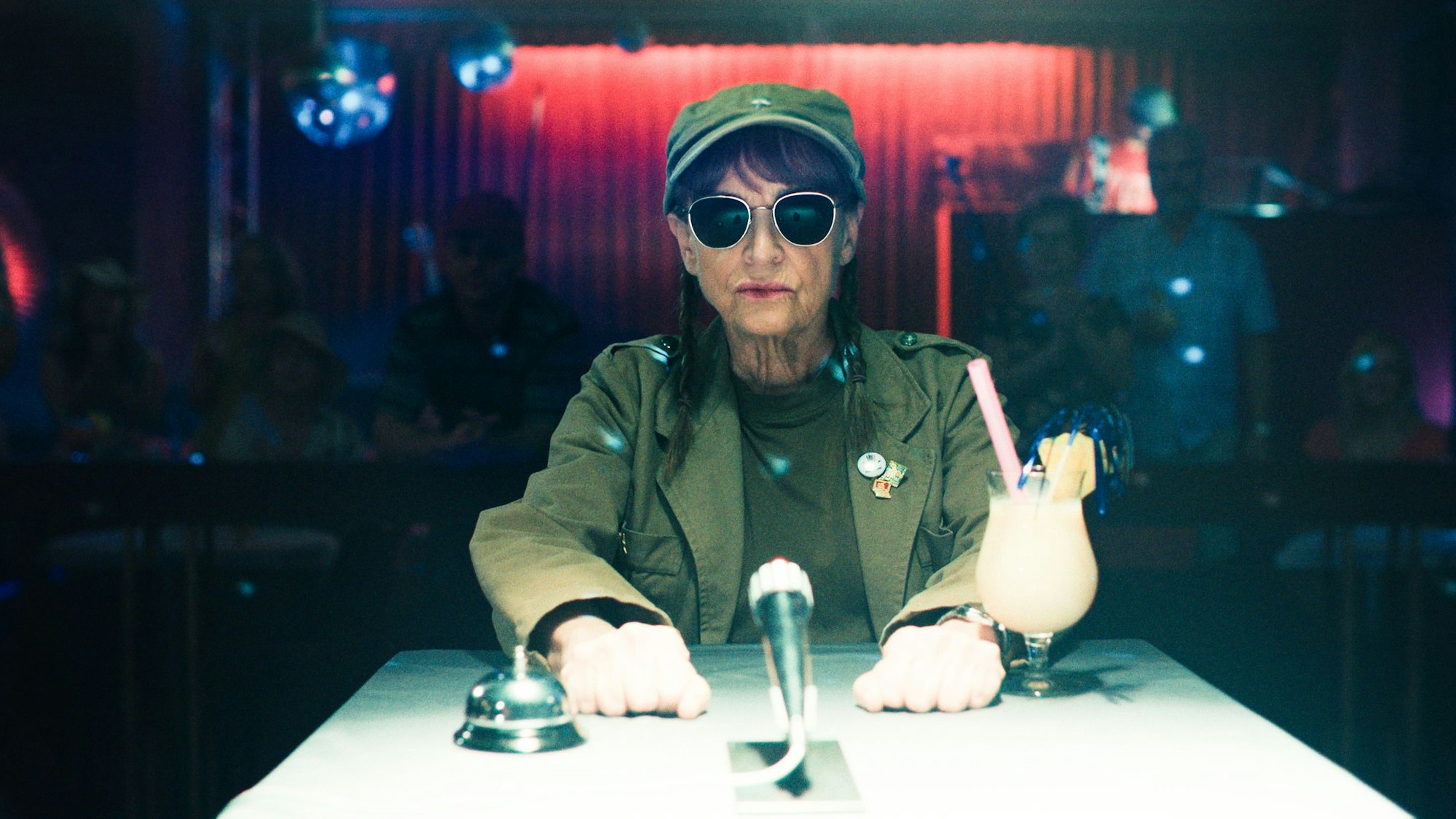 Tamara (Katharina Thalbach) verteidigt die Ehre der DDR im abendlichen Club-Quiz