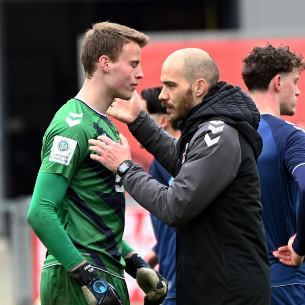 02.04.2023, Fussball-B-Jugend-Bayer 04-FC köln
links: Luis Hauer (Köln)
rechts: TR: Manuel Hartmann (Köln)
Foto: Uli Herhaus