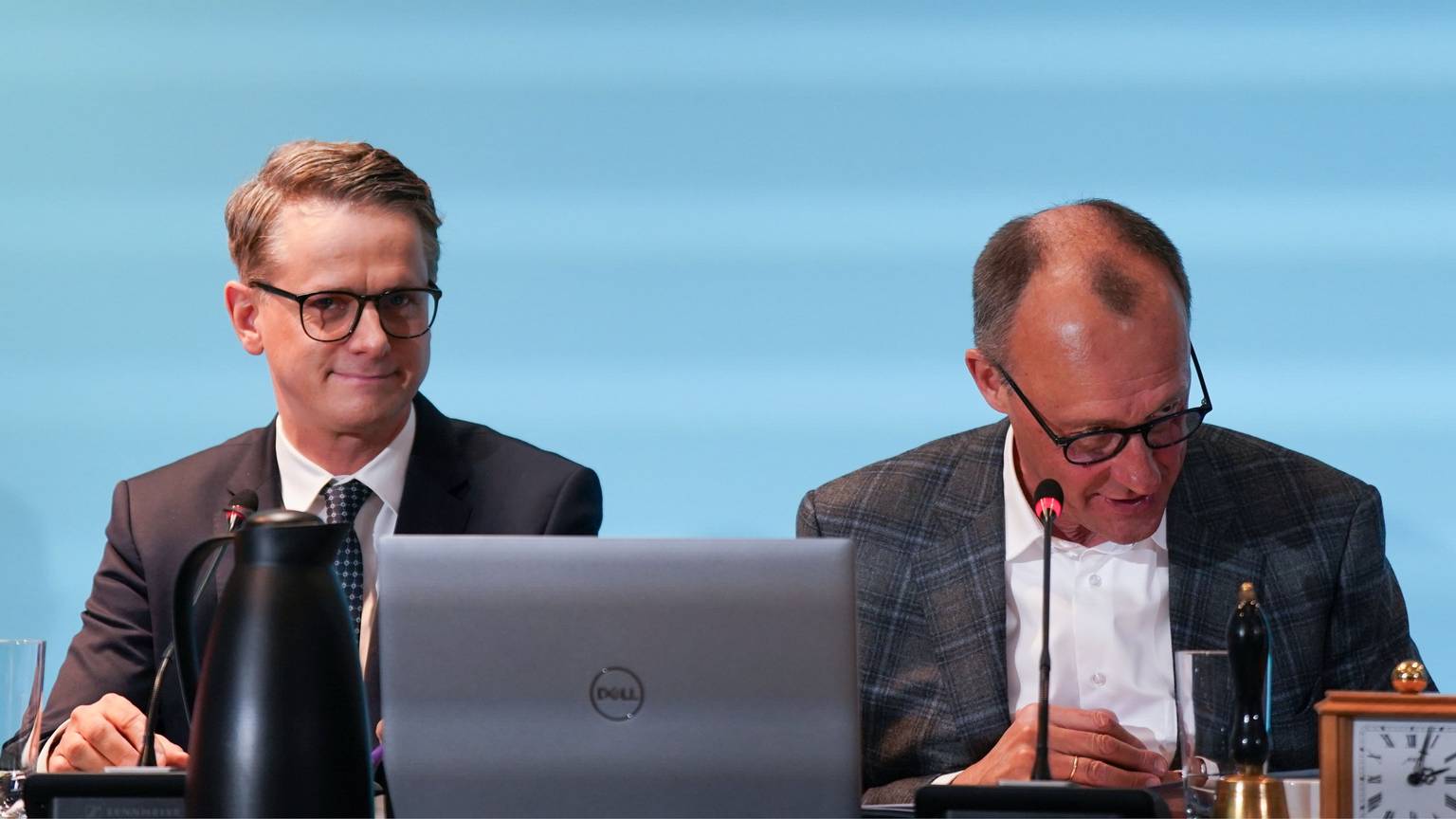 Friedrich Merz (r), Kanzlerkandidat und Parteivorsitzender der CDU, und Carsten Linnemann, Generalsekretär der CDU, sitzen zu Beginn der Winterklausur des CDU-Bundesvorstands nebeneinander.