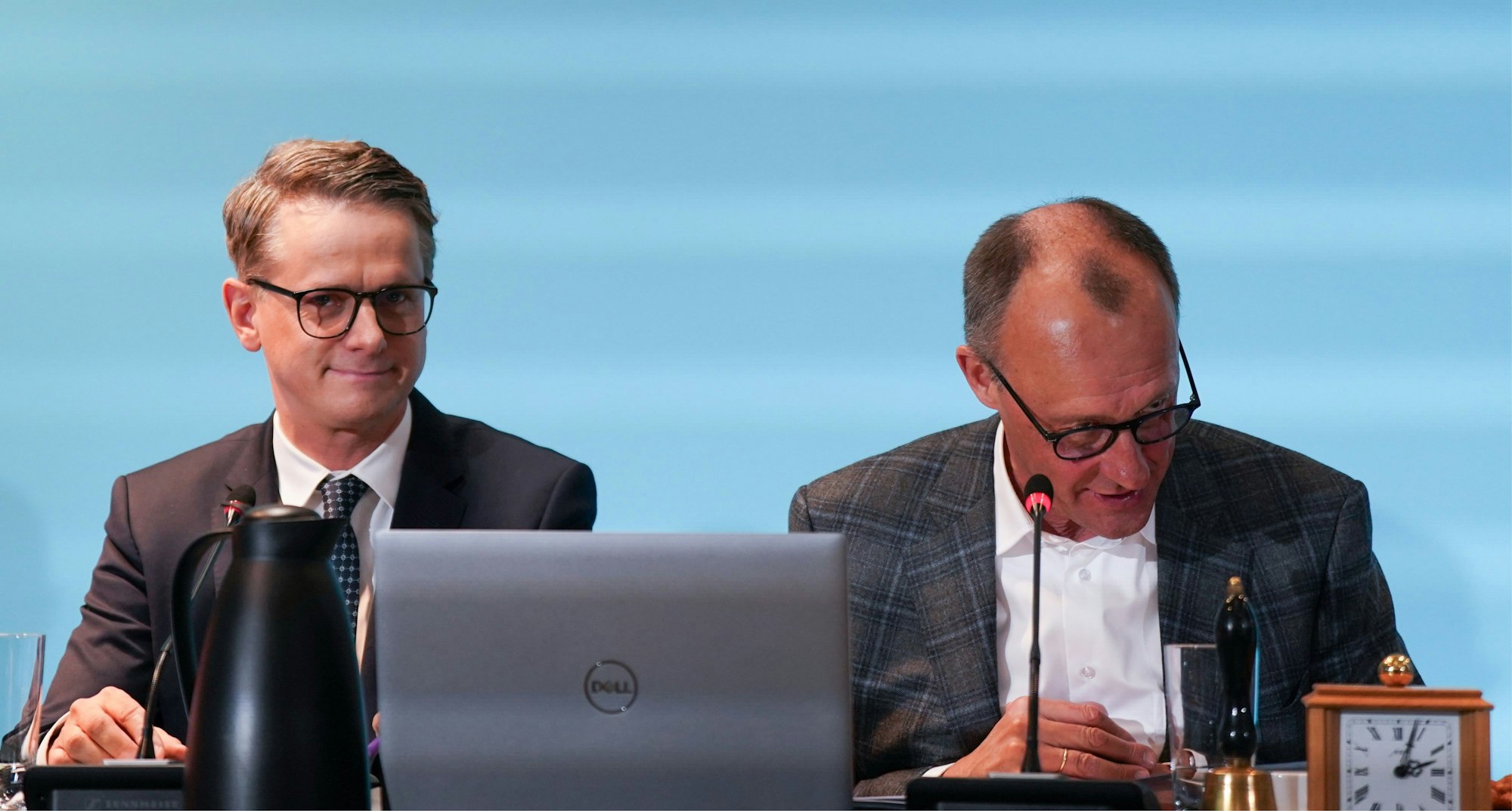 Friedrich Merz (r), Kanzlerkandidat und Parteivorsitzender der CDU, und Carsten Linnemann, Generalsekretär der CDU, sitzen zu Beginn der Winterklausur des CDU-Bundesvorstands nebeneinander.