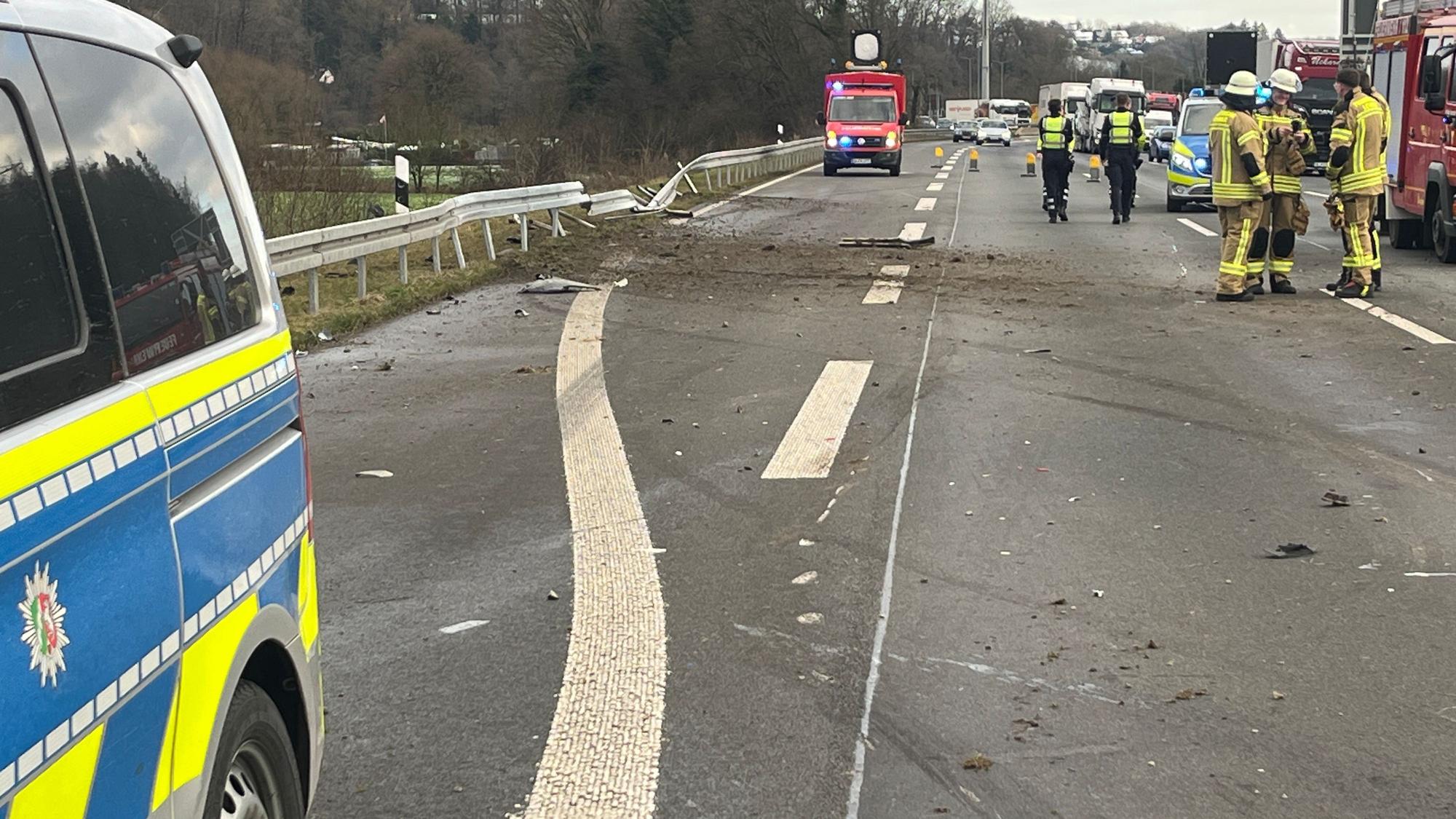 Eine Seitenschutzplanke an der Autobahn ist niedergedrückt.