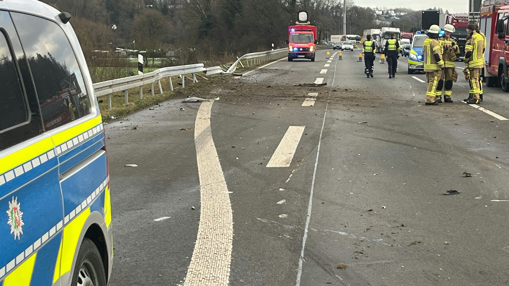 Eine Seitenschutzplanke an der Autobahn ist niedergedrückt.