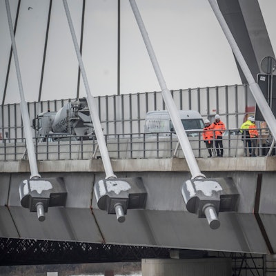 Sicherheitskräfte auf der Leverkusener Brücke, die wegen herabfallendem Eis gesperrt wurde.
