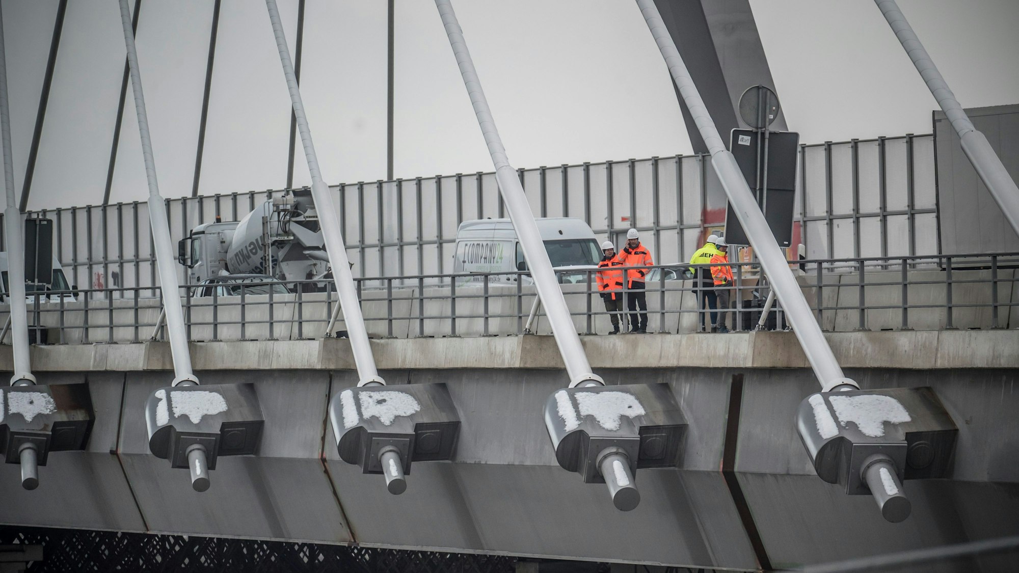 Sicherheitskräfte auf der Leverkusener Brücke, die wegen herabfallendem Eis gesperrt wurde.