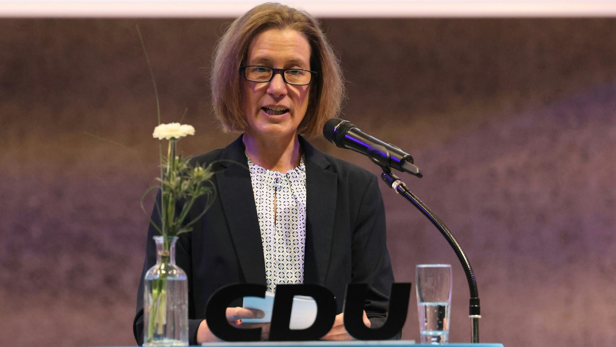 Bild einer Frau, die eine Rede hält.