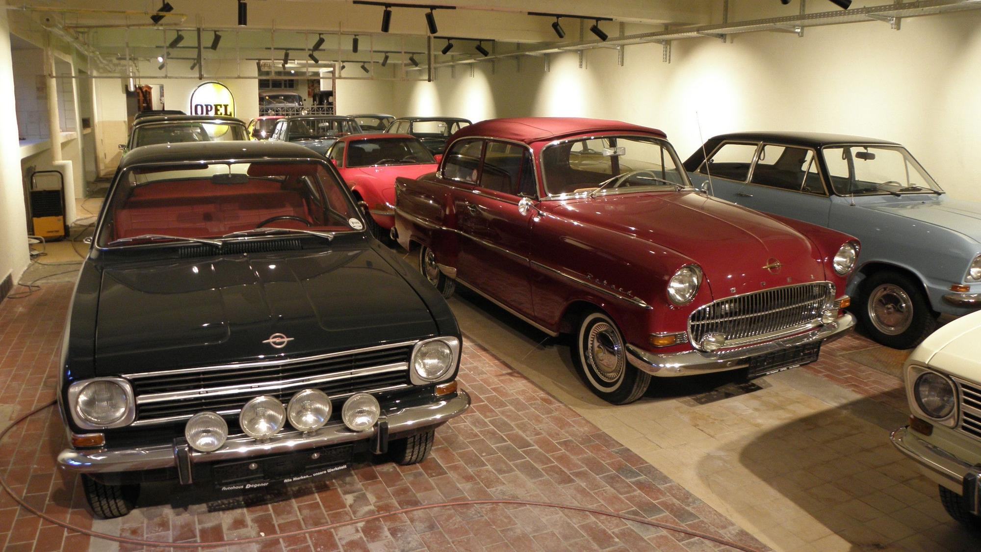 Mehrere alte Autos der Marke Opel stehen in einem Museumsraum in Vogelsang.