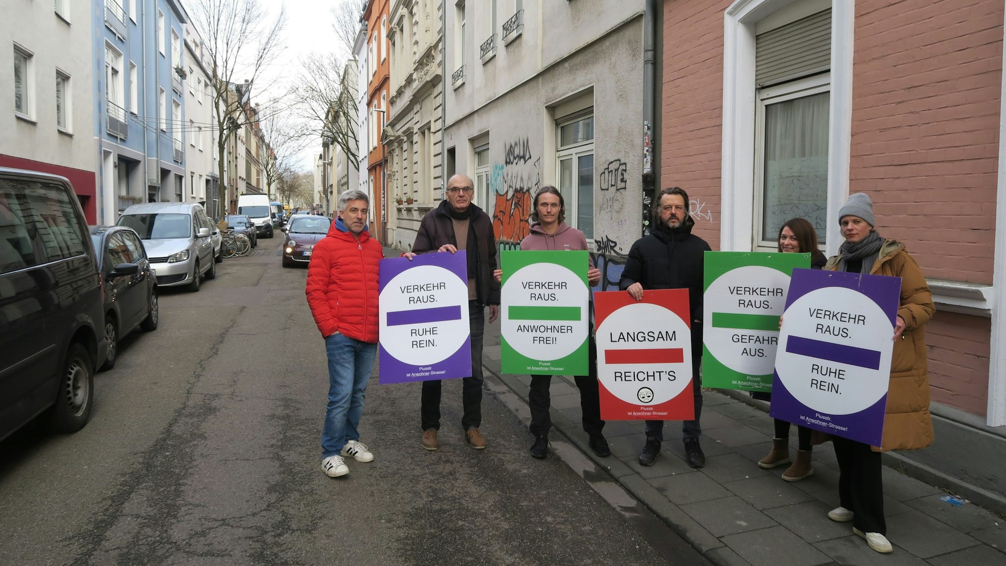 Die Plakate von den ersten Demonstrationen haben sie noch: Sven Lakner, Werner Ax, Samuel Kingdon, Adrian Bühler, Verena Blank und Linda Bühler (v.l.) und viele andere Anwohner wollen notfalls wieder auf die Straße gehen.