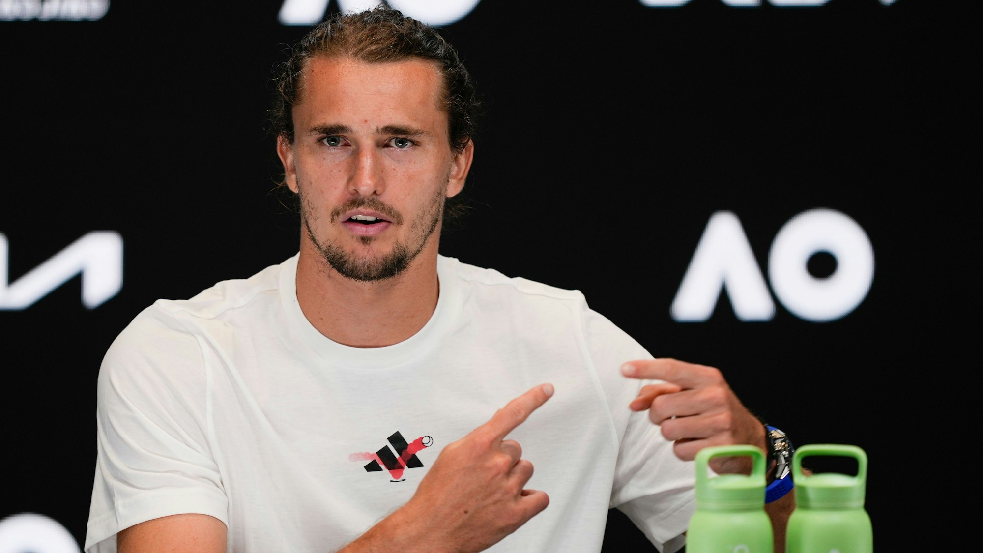 Alexander Zverev spricht während einer Pressekonferenz vor den Australian Open.