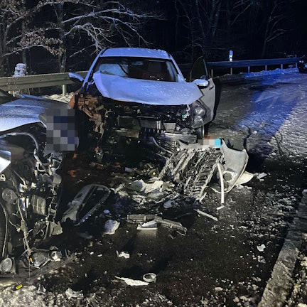 Zwei Unfallautos stehen auf der Straße im Dürschtal bei Kürten-Dürscheid.