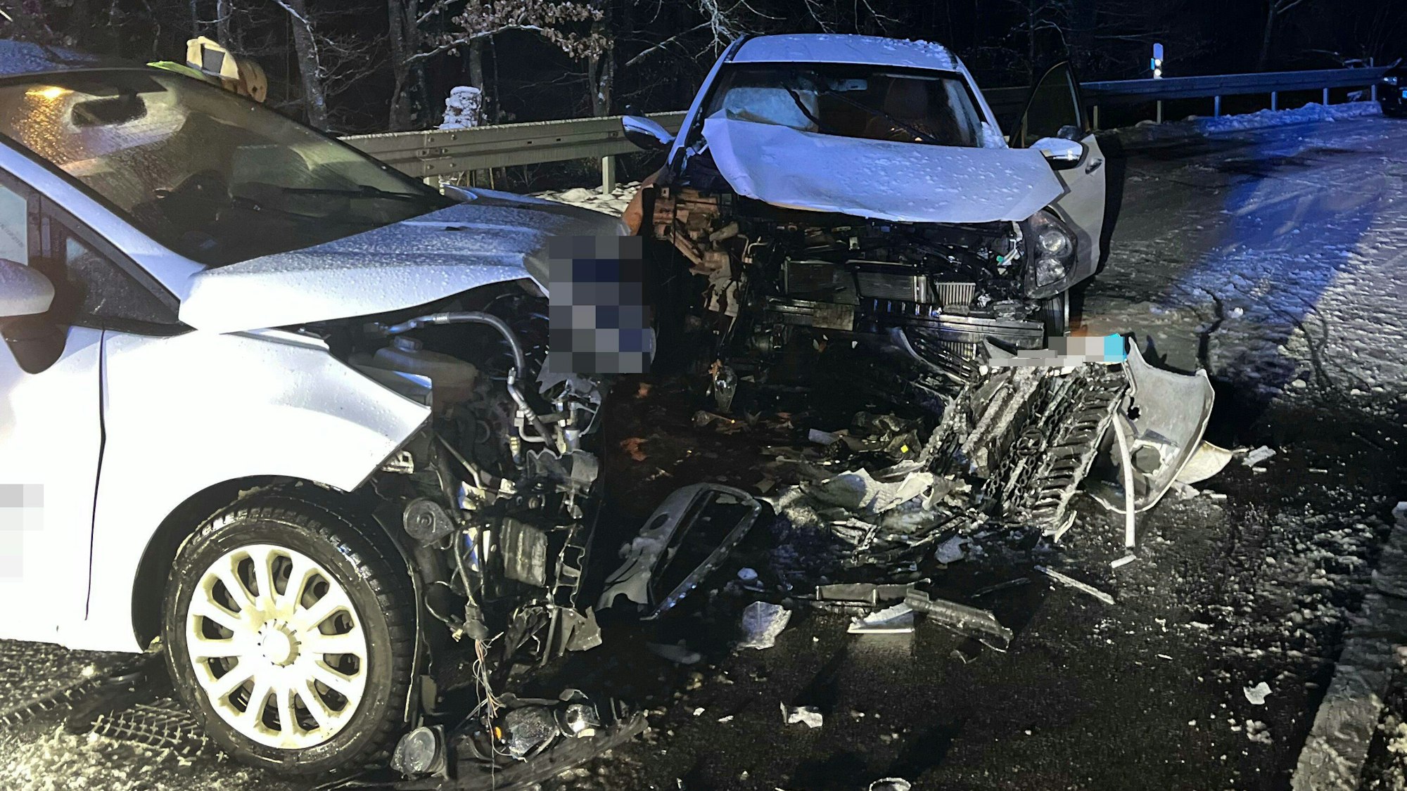 Zwei Unfallautos stehen auf der Straße im Dürschtal bei Kürten-Dürscheid.