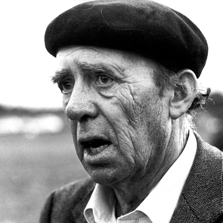 Der Schriftsteller Heinrich Böll, aufgenommen am 29. September 1983. Baskenmütze auf dem Kopf.