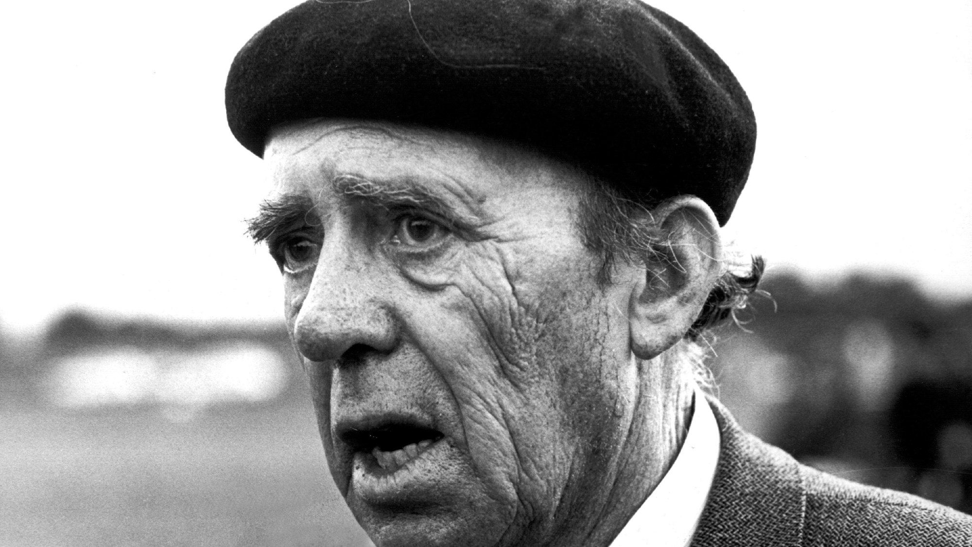 Der Schriftsteller Heinrich Böll, aufgenommen am 29. September 1983. Baskenmütze auf dem Kopf.