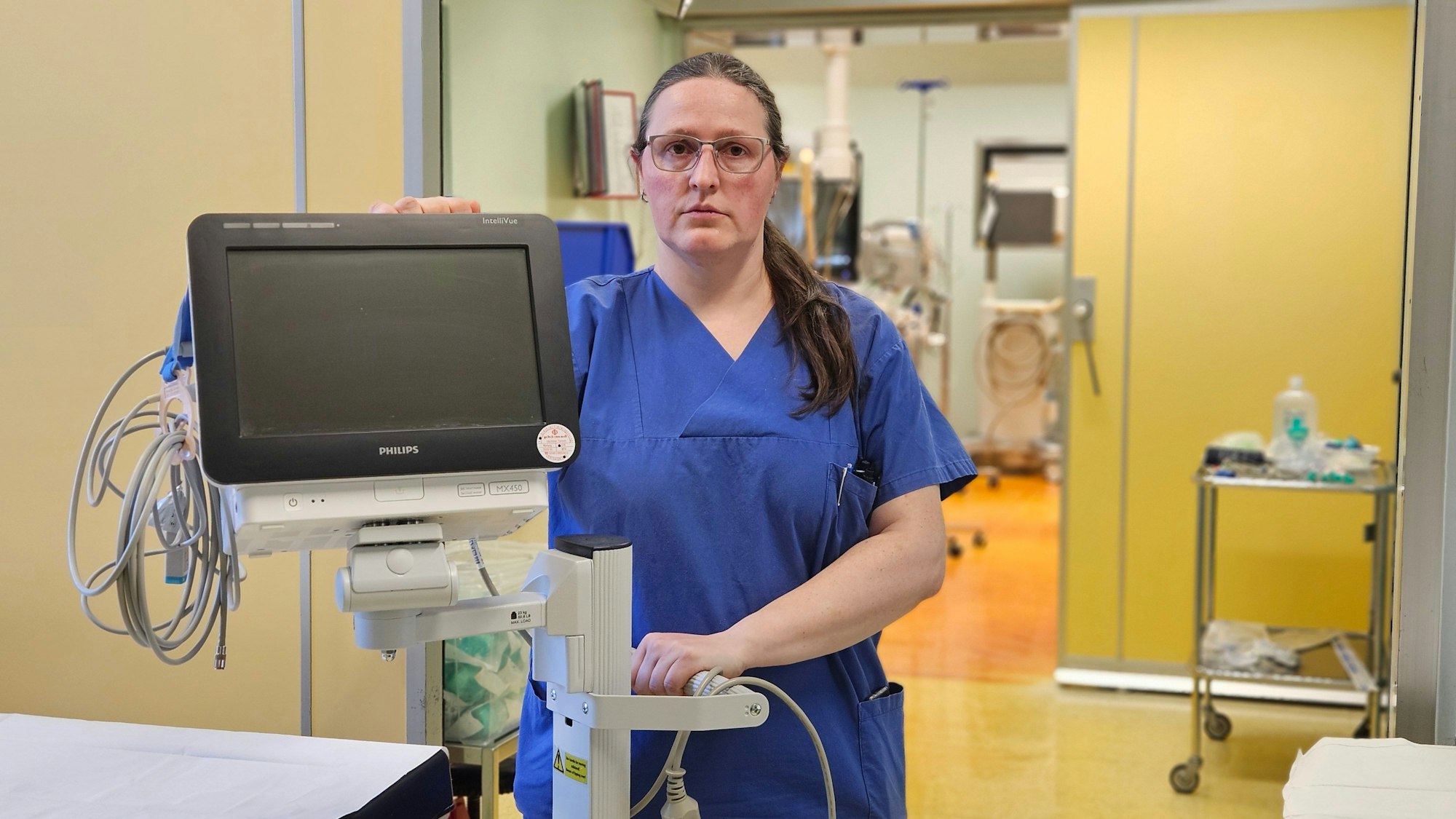 Zu sehen ist eine Krankenschwester an einem Monitor.