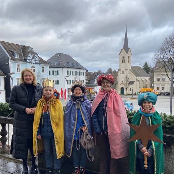 Eine Gruppe Sternsinger steht vor dem Wipperfürther Rathaus. Neben ihnen steht Bürgermeisterin Anne Loth.