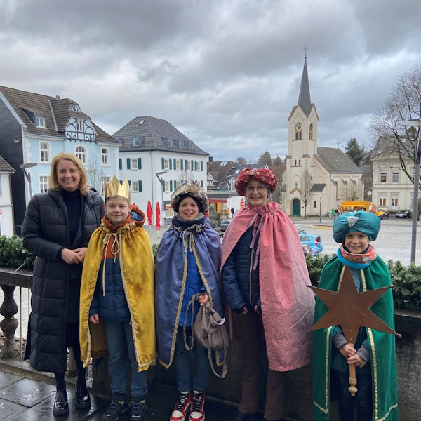 Eine Gruppe Sternsinger steht vor dem Wipperfürther Rathaus. Neben ihnen steht Bürgermeisterin Anne Loth.