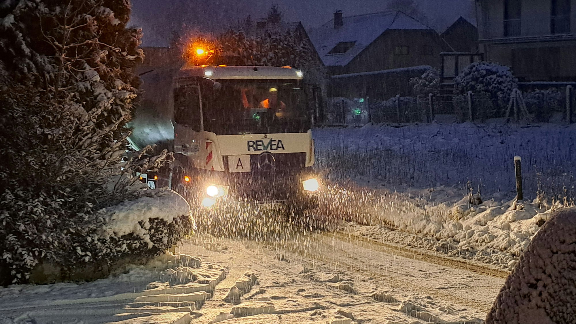 Ein Müllabfuhrfahrzeug fährt durch Overath-Heiligenhaus.