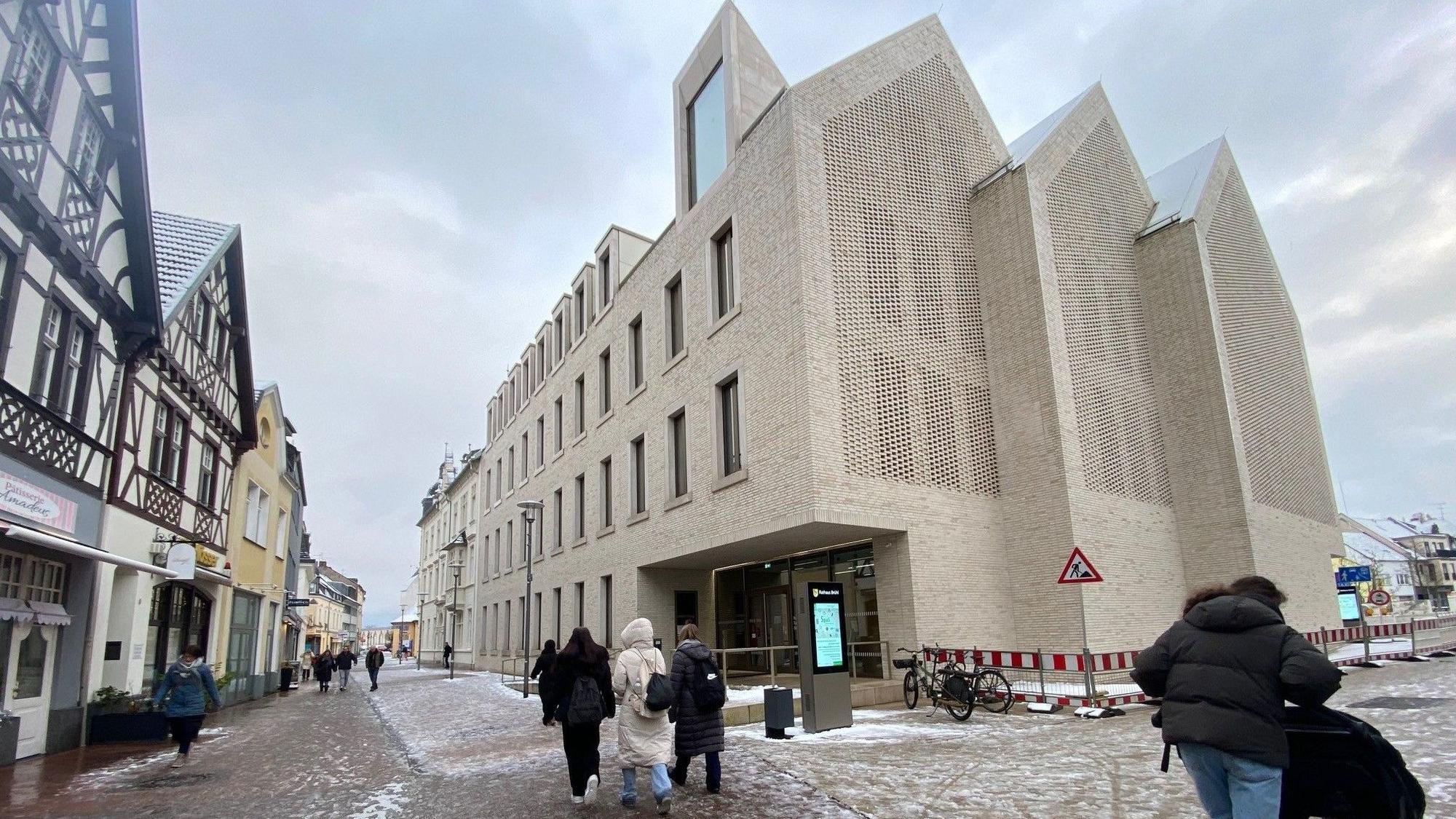 Zu sehen ist das Brühler Rathaus.