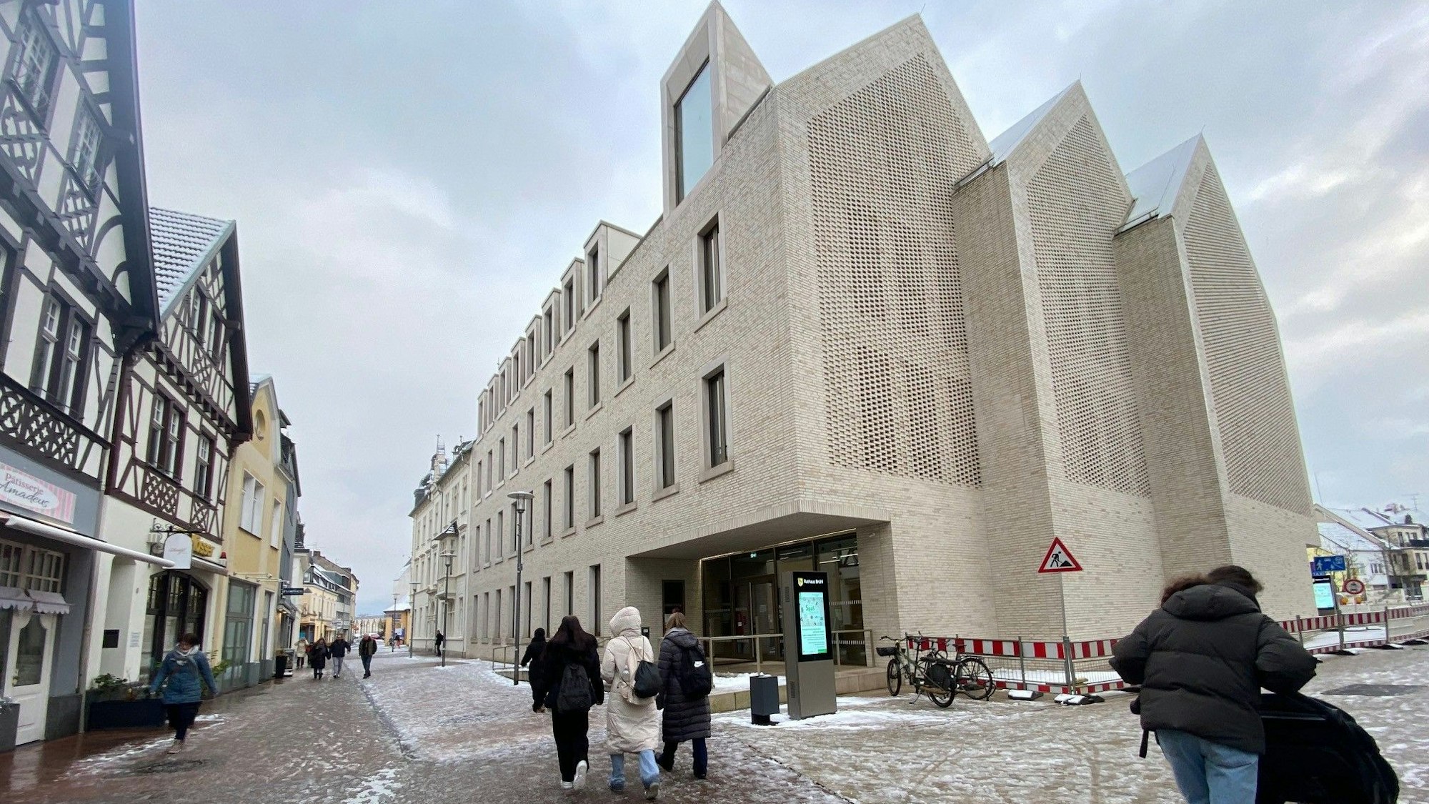 Zu sehen ist das Brühler Rathaus.