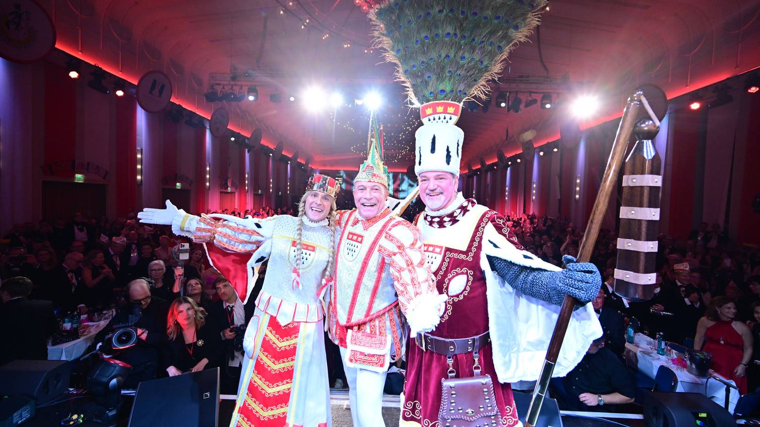 Das Kölner Dreigestirn mit Prinz René Klöver, Bauer Michael Samm und Jungfrau Marlis (Hendrik Ermen) bei der Proklamation im Gürzenich.